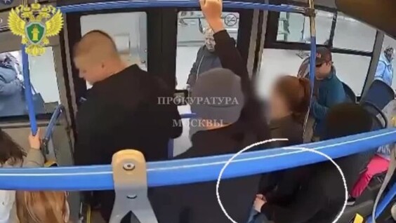 
        Карманник украл телефон у девушки в автобусе    