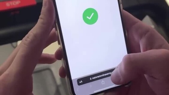 
        Девушки носят вещи с QR-кодом, которые при сканировании, ведут к их спискам желаний    