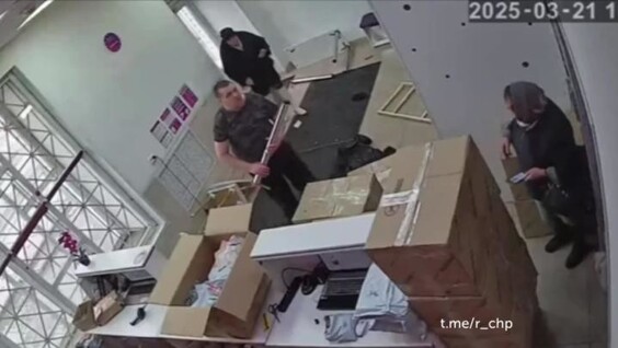 
        Мебельная дуэль в пункте выдачи заказов    
