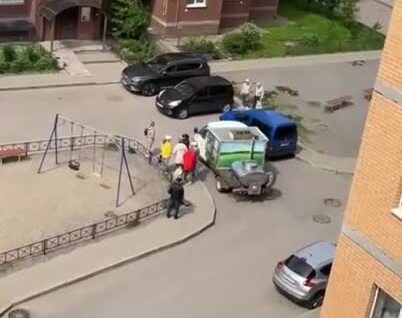 
        Молоковоз оповещает жителей домов о своём прибытии    
