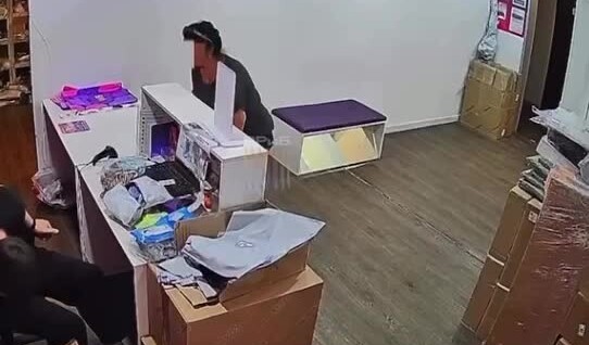 
        Женщина забыла снять трусы от купальника после примерки в пункте выдачи и ушла в них    