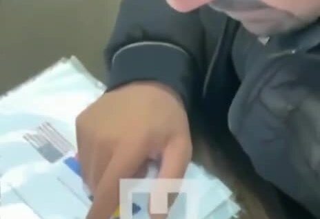 
        Как мигрант сдает экзамен по русскому языку    