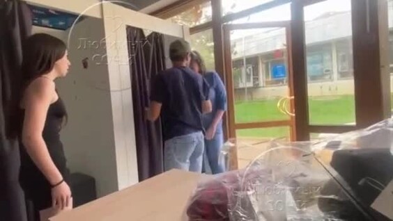 
        В пункте выдачи Сочи клиентка напала на сотрудницу и вырвала клок волос    