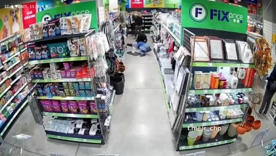 
        Дерзкое нападение на мужчину в магазине попало на видео    