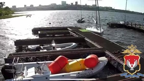 
        Парни пытались угнать яхты и катер в Ижевске    