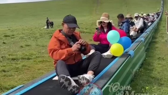 
        Девушка поделилась необычным способом передвижения в Китае    