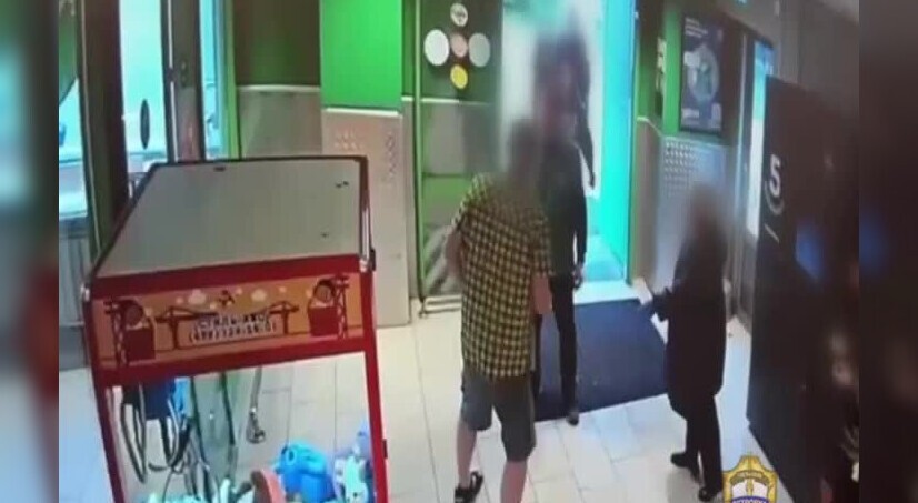 
        Схватка за бутылки в магазине в Москве    