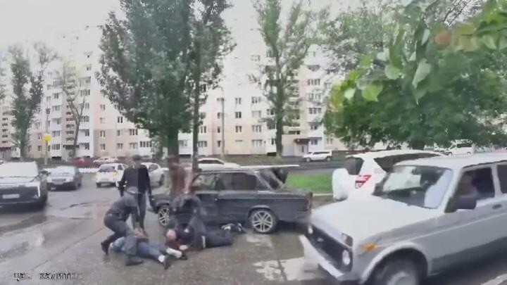 
        "Лежать! Мордой в землю!": в Саратове произошло эпичное задержание мигрантов    