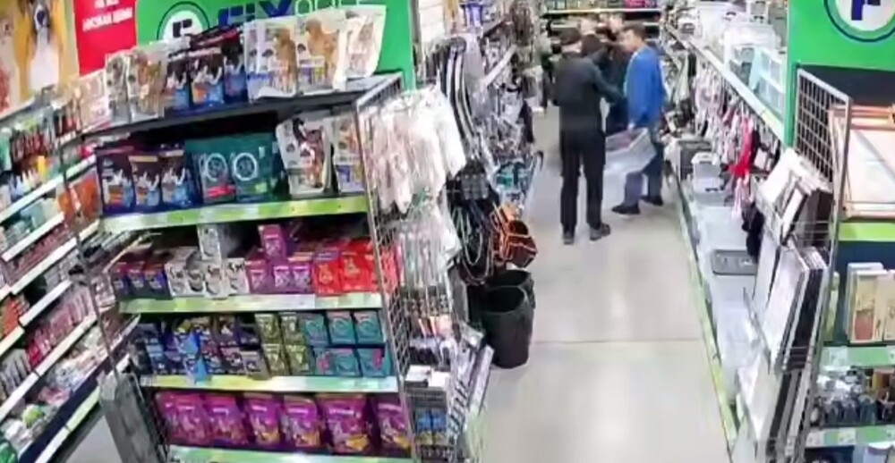 
        Дерзкое нападение на мужчину в магазине попало на видео    