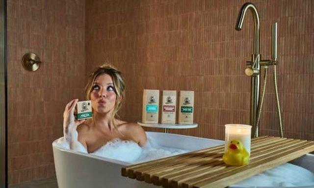 Сидни Суини начала продавать мыло с водой из ванны, в которой она купалась