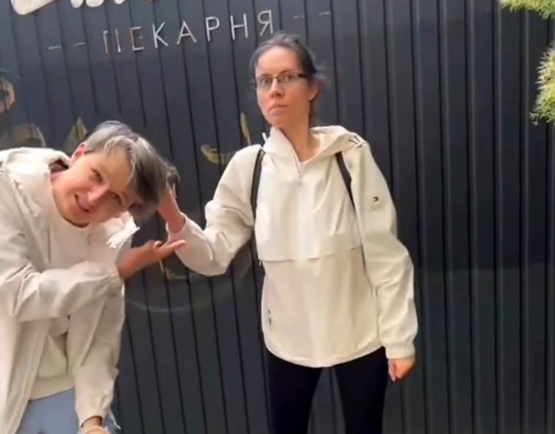 
        Прохожий вступился за мужчину на улице, который стал жертвой насилия со стороны супруги    
