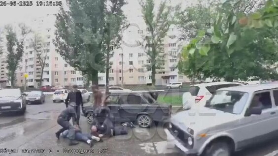 
        "Лежать! Мордой в землю!": в Саратове произошло эпичное задержание мигрантов    
