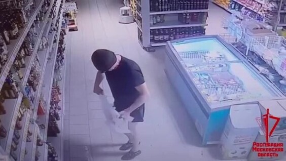 
        В Подмосковье мужчина в трусах и с топором вломился в магазин    