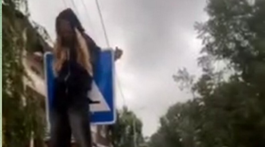 
        Школьница сломала челюсть, повторяя тренд из TikTok    