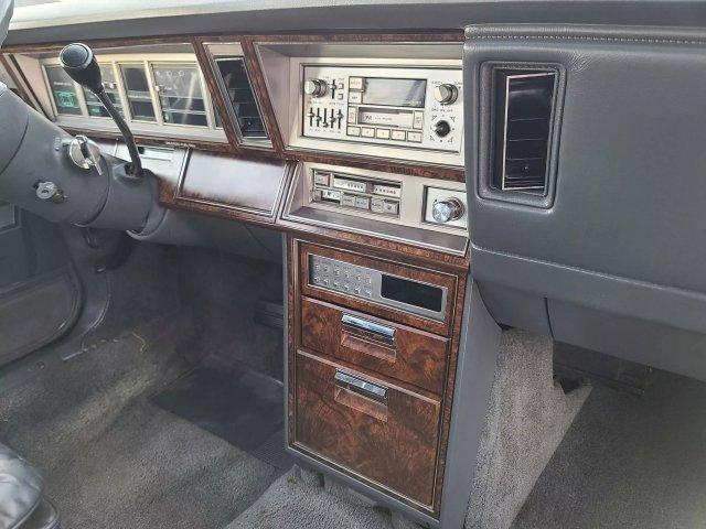 Передняя панель Chrysler New Yorker 1980-х годов