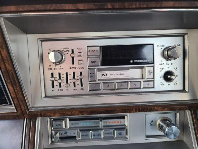Передняя панель Chrysler New Yorker 1980-х годов