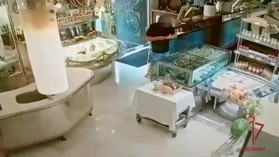 
        В Москве посетитель ресторана демонстративно ел устрицы из аквариума, чтобы не платить за них    