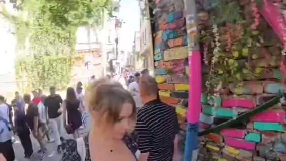 
        Девушка прогулялась по Стамбулу в глубоком декольте и сняла реакцию местных жителей на камеру    