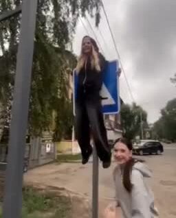 
        Школьница сломала челюсть, повторяя тренд из TikTok    