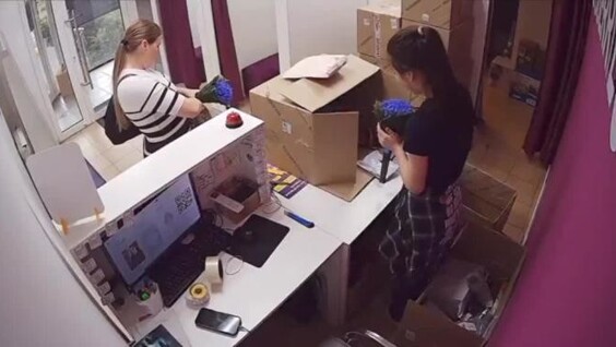 
        Постоянная клиентка заглянула в ПВЗ, чтобы поднять настроение сотруднице букетом цветов    