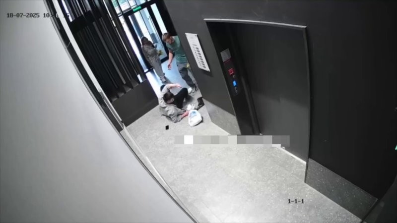 
        В Тюмени молодой человек оказался в нокдауне из-за замечания    