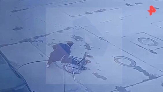 
        Мальчик провалился в открытый люк в Санкт-Петербурге    