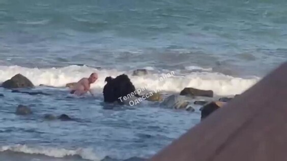 
        Мужчина в Одессе попытался украсть мину, выброшенную на берег, но не смог её поднять    