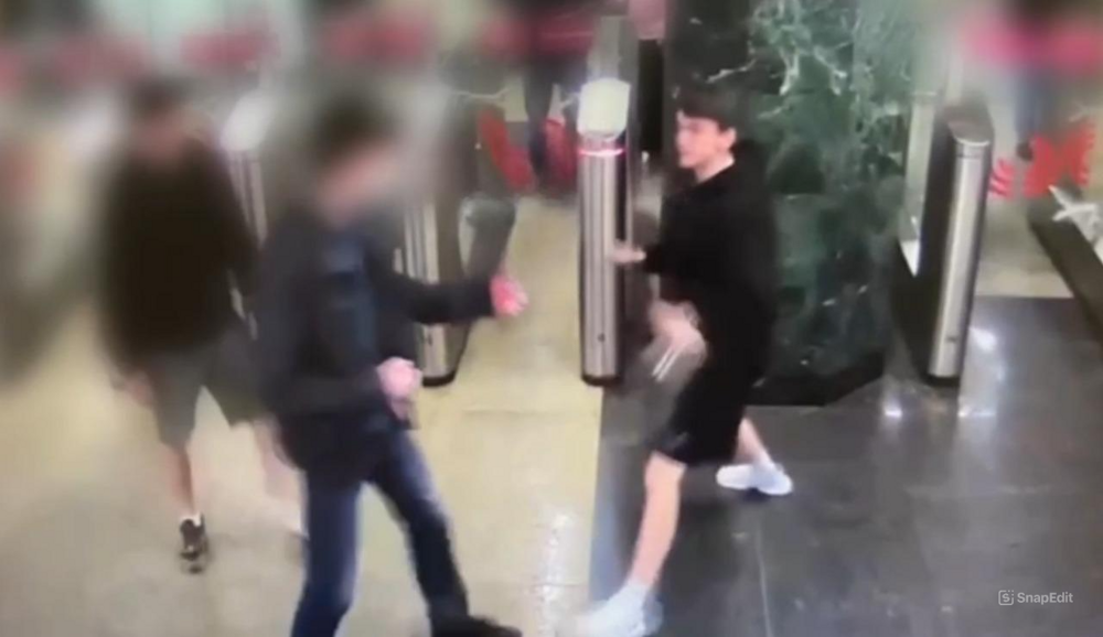 
        Парень ударил пассажира, помешавшего ему пройти в метро бесплатно    