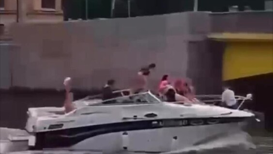 
        В Питере девушка не заметила мост и чуть не осталась без головы во время прогулки по реке    