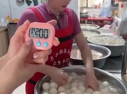 
        Женщина быстро и легко чистит варёные яйца    