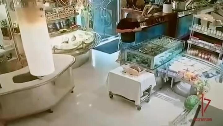 
        В Москве посетитель ресторана демонстративно ел устрицы из аквариума, чтобы не платить за них    