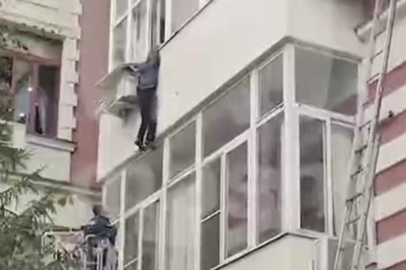 
        Герой дня: в Москве спасатель поймал летящую вниз из окна женщину    