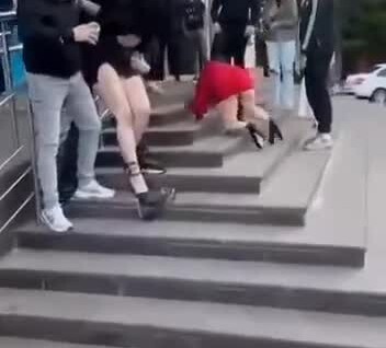 
        Пьяные девушки устроили драку в Севастополе    