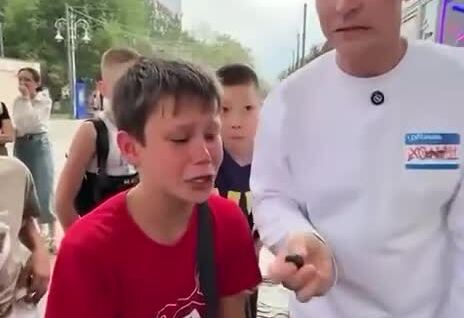 
        Школьник истерит из-за игрушки Лабубу    