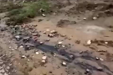 
        Рабочие меняли масло у спецтехники и сливали отраву прямо в карьер    