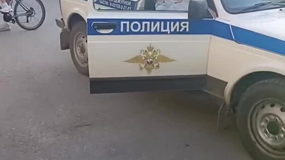 
        Женский экипаж полиции не смог справиться с одним приезжим, который чуть не вырвал им дверь в машине    