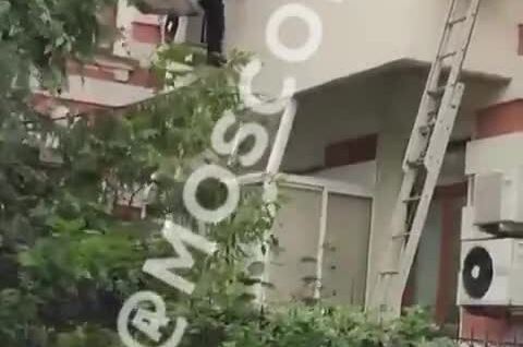 
        Герой дня: в Москве спасатель поймал летящую вниз из окна женщину    