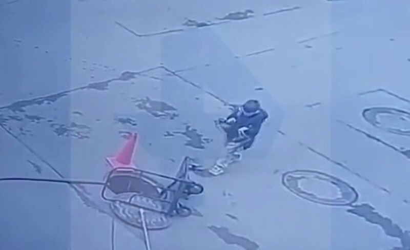 
        Мальчик провалился в открытый люк в Санкт-Петербурге    