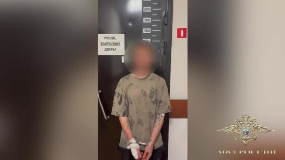 
        Грабитель, убегая от полицейских, случайно прибежал к ним в отдел    