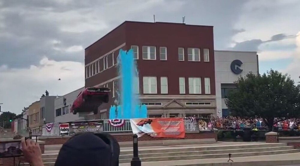 
        Каскадёр перепрыгнул фонтан на автомобиле    