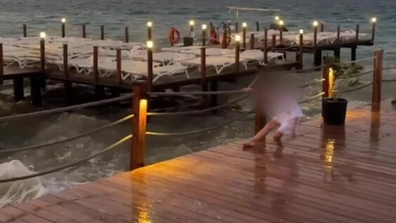 
        Юная туристка упала в море после удара током    