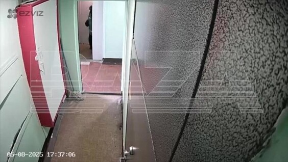
        Курьер доставил пакет с продуктами на этаж, сфотографировал у двери и унёс    