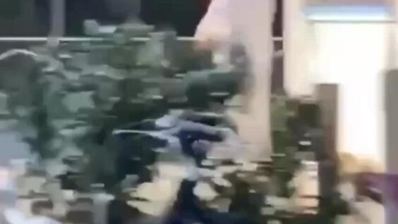
        Мигрант разбивает полицейскую машину на глазах у офицера и спокойно уходит по своим делам    