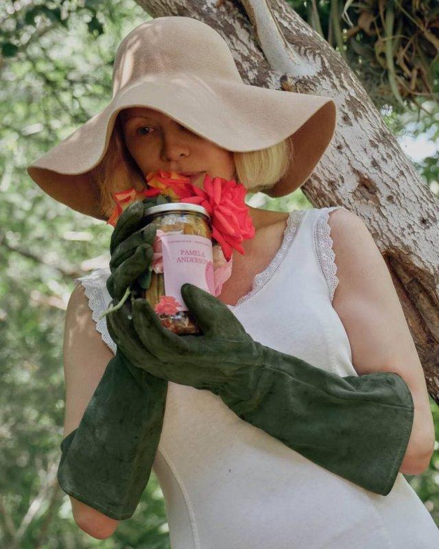 Памела Андерсон выпустила серию лимитированных огурцов