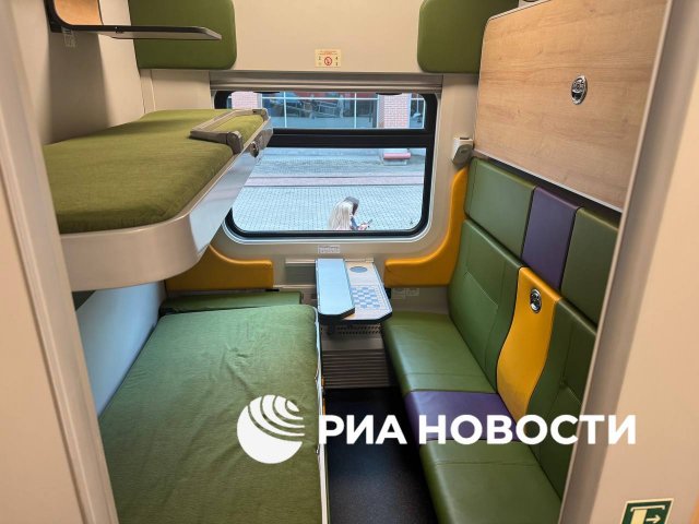 А вот как выглядят новые купейные вагоны с полками длиной 2 метра (5 фото)