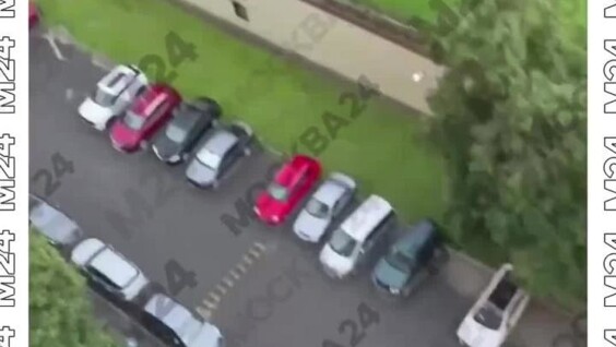 
        Девушка стоя на кондиционере без страховки мыла окна на 12 этаже    