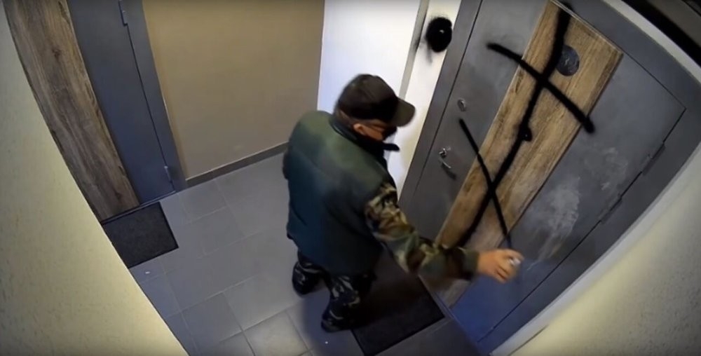 
        В Новосибирске мужик устроил ритуал с крестом и огнём для соседей    