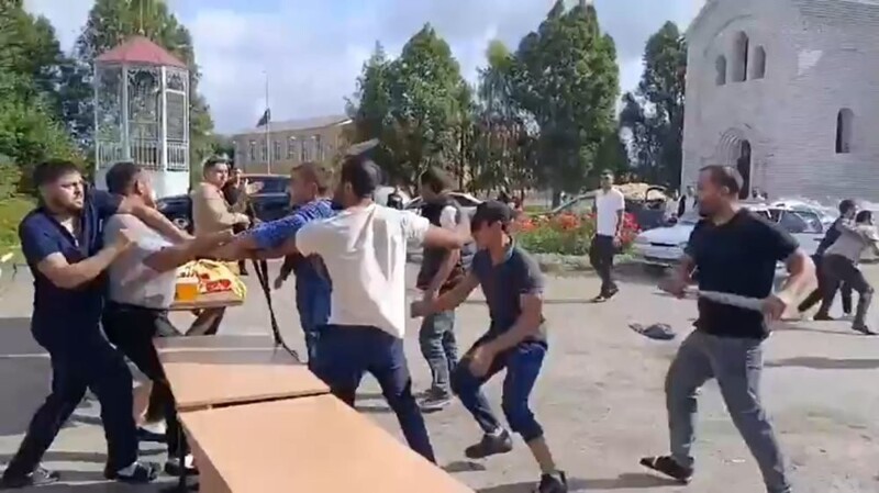 
        Мужчины устроили драку у храма в Липецкой области    