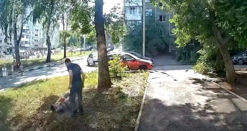
        Мужчина несколько раз ударил мальчика из-за того, что тот обидел его дочь    