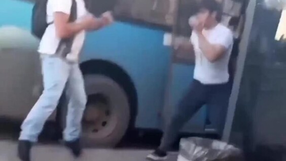 
        Странный ход мужчины во время уличной драки    
